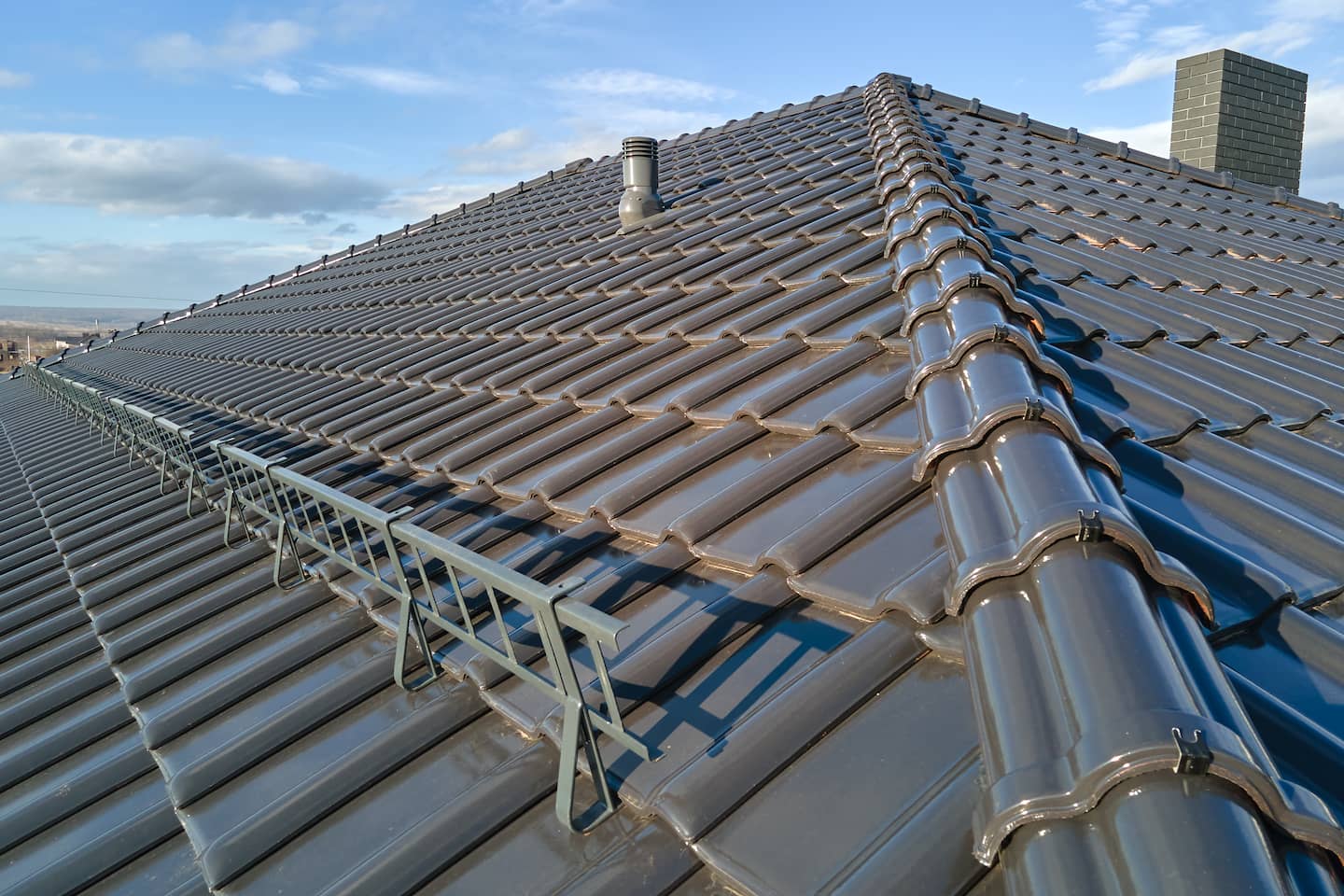 closeup-snow-guard-for-safety-in-winter-on-house-r-2026-03-17-05-08-01-utc